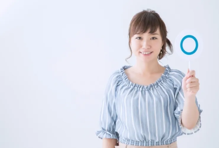 丸印を持つ女性の写真
