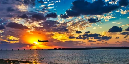 飛行機と夕日の写真